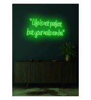 “Life is not perfect but your nails can be.”Yazılı Neon Tabela