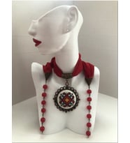 Kanaviçe İşlemeli Fular Kolye (Kırmızı-Kırmızı)