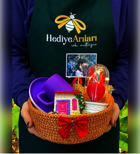Fotoğraflı Hediye Sepeti  Mor Kahve Fincanı & Magnet & Işıklı Kırmızı Kalpli Fanus