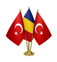 Masa Üstü Romanya Bayrağı Türk Bayrağı Üçlü Pirinç Direk Masa Bayrak Seti