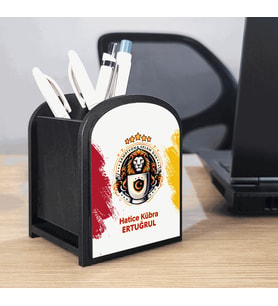 BBaskı  Kişiye Özel İsim Yazılı Sarı-Kırmızı Aslan Temalı MDF Kalemlik  Masaüstü Düzenleyici  Siyah Kalın MDF  7x8x10 cm  Okul Ofis Ev Kullanımı  Taraftar Masa Dekoru