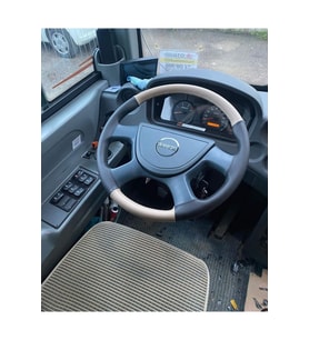 DİKİŞLİ DİREKSİYON KILIFI DAMARLI SİYAH/BEJ DERİ SİYAH DİKİŞLİ ISUZU NOVO OTOBÜS İÇİN HIZLI KARGO