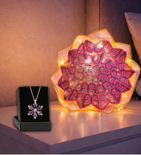 Led Işıklı Pembe Kelebek Buketi Ve Lotus Kamelya Çiçeği Kolye Sevgililer Günü Hediyesi