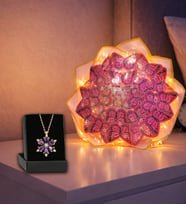 Led Işıklı Pembe Kelebek Buketi Ve Lotus Kamelya Çiçeği Kolye Sevgililer Günü Hediyesi