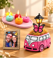Kişiye Özel Fotoğraflı Pembe Vosvos Minibüs Masa Lambası ve Kokulu Makaron Mum Hediye Seti