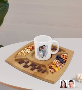BK Gift Kişiye Özel Sevgililer Karikatürlü Beyaz Kupa ve Doğal Masif Ahşap 4 Bölmeli Sunum Tabağı Çerezlik Hediye Seti-81