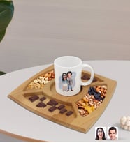 BK Gift Kişiye Özel Sevgililer Karikatürlü Beyaz Kupa ve Doğal Masif Ahşap 4 Bölmeli Sunum Tabağı Çerezlik Hediye Seti-81