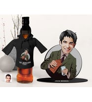 BK Gift Kişiye Özel Karikatürlü 3D Ahşap Biblo ve Siyah Mini İçki Şişesi Tişörtü Hediye Seti, Arkadaşa Hediye, Sevgiliye Hediye-5