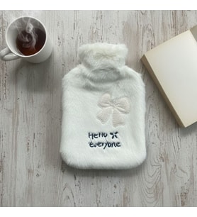 Hello Everyone Yazılı Kurdeleli Beyaz Peluş Sıcak Su Torbası 1 Lt – Yumuşak Kılıf, Uzun Süre Sıcak Tutan Termal Su Torbası (5680)