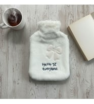 Hello Everyone Yazılı Kurdeleli Beyaz Peluş Sıcak Su Torbası 1 Lt – Yumuşak Kılıf, Uzun Süre Sıcak Tutan Termal Su Torbası (5680)