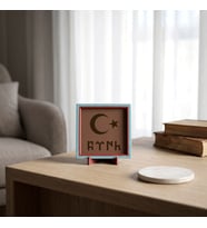 Modern Ay Yıldız Temalı Göktürkçe Türk Yazılı Dekoratif Hatıra, Masaüstü İçin Estetik Süs 10x10 cm