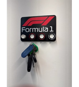 🏁 Formula 1 Logolu & Tekerlek Tasarımlı Duvara Monteli Anahtarlık Askılığı – 3D Baskı