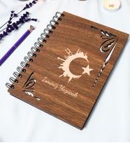 Kişiye Özel Türk Bayrağı Desenli Ahşap Kapaklı Defter - Ajanda - İsme Özel - A5 60 Yaprak (120 SAYFA) Hediyelik (Gümüş)