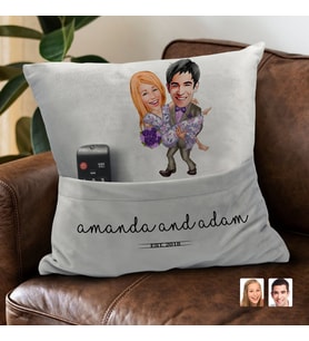 BK Gift Kişiye Özel Sevgililer Karikatür Tasarımlı Organizer Kumanda ve Atıştırmalık Cepli Gri Kırlent Yastık-56 Arkadaşa Hediye, Cepli Yastık