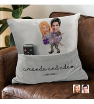 BK Gift Kişiye Özel Sevgililer Karikatür Tasarımlı Organizer Kumanda ve Atıştırmalık Cepli Gri Kırlent Yastık-56 Arkadaşa Hediye, Cepli Yastık
