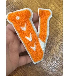 PUNCH DOKUMA TURUNCU V HARFİ ARMA DİKİŞ APLİKE 10X8 CM