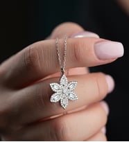 925 Ayar Gümüş Rodyum Kaplama Baget Taşlı Lotus Çiçeği Kolye