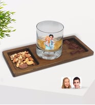 BK Gift Kişiye Özel Sevgililer Karikatürlü Viski Bardağı ve Doğal Masif Ahşap Dikdörtgen Sunum Tabağı Çerezlik Hediye Seti-87