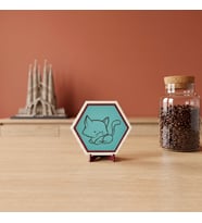 Şık ve Huzurlu Kedi Desenli Masaüstü Aksesuarı Çalışma Alanlarınıza Estetik Katan Modern Özel Tasarım Ürün 10x10 cm
