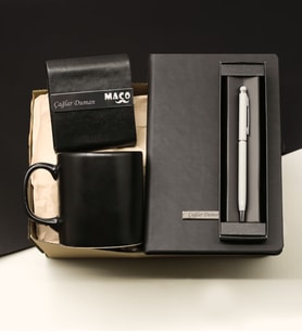 Kişiye Özel Siyah Defter & Kişiye Özel Metal Touchpen Kalem & Kişiye Özel Deri Sigara Tabakası & Kupa Bardağı Hediye Seti