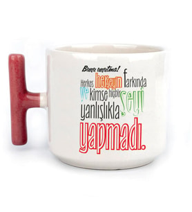 Bunu Unutma! Herkes Herşeyin Farkında Baskılı Kırmızı Kulplu T Kupa