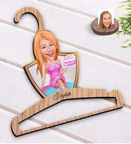 BK Gift Kişiye Özel Kadın Doğum Günü Karikatürlü Standart Boy Ahşap Elbise Askısı-2