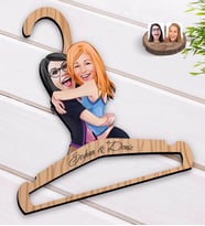 BK Gift Kişiye Özel Kız Kardeşler Karikatürlü Standart Boy Ahşap Elbise Askısı-10