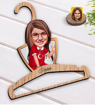 BK Gift Kişiye Özel Kız Çocuk Karikatürlü Standart Boy Ahşap Elbise Askısı-2