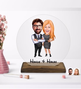 BK Gift Kişiye Özel Sevgililer Karikatürlü Yuvarlak Ahşap Standlı Biblo-100