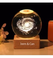 İsme Özel Büyük Boy Işıklı Kare Ahşap Kaideli Toz Bulutu Temalı Cam Küre 8cm