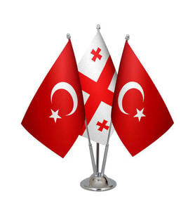 Masa Üstü Gürcistan Bayrağı Türk Bayrağı Üçlü Krom Direk Masa Bayrak Seti
