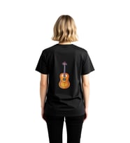 Kadın Müzik Temalı Gitar Baskılı Rahat Kesim Kısa Kollu Tişört Çiçek Motifli Günlük Modern Şık Zarif