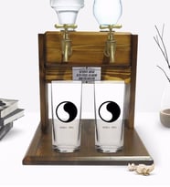 BK Gift Kişiye Özel Renkli Baskılı İsimli İkili Rakı Bardağı ve Çift Musluklu Doğal Ahşap Rakı Standı-125 (Model 1)