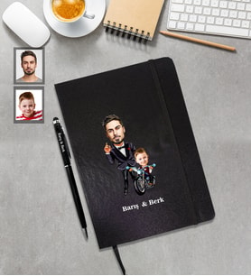 Kişiye Özel Babalar Günü Baba Erkek Çocuk Karikatürlü Siyah Defter Kalem Hediye Seti Model-4