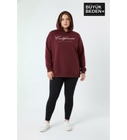 Kadın Büyük Beden Kapşonlu El Yazılı California Baskılı İnce Swatshırt SPR25BSWK959 (Burgundy)