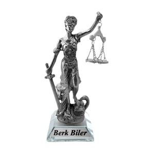 Kişiye Özel Tasarım Kristal Cam Kaideli Adalet Heykeli, Kaideli Adalet Heykel, Cam Kaideli Adalet Biblo, Cam Adalet Biblosu, Kristal Themis Heykeli, Masa Heykeli, Kaideli Themis Biblo, Ofis Biblo, Hediye Heykel, Ofis Hediyesi