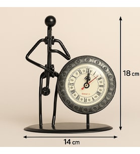 Metal Saatli Saksafon Çalan Müzisyen Dekor – 18x14 cm Masaüstü Saat (Karışık)