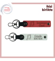 Her Notası Sevgi Dolu Bir Hatıra, Kişiselleştirilebilir İsimli Deri Anahtarlık Set, Nar Çiçeği-Beyaz