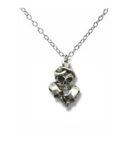 Triple Skull Kolye  Üçlü Kuru Kafa Tasarımlı Gotik Unisex Metal Kolye –60 cm Zincir (Gümüş)