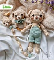 Sarı Yumak El Yapımı Organik Amigurumi Ayıcık Seti - Bej & Yeşil - Yenidoğan Hediye Seti (Çıngırak, Oyuncak, Emzik Zinciri)
