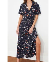 Moda Stil Regular Gömlek Yaka Midi Boy Kuşaklı Yırtmaçlı Çiçek Desenli Dokuma Gömlek Elbise (Lacivert)