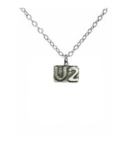 U2 Logolu Zincirli Unisex Kolye – Efsane Rock Grubunun Sembolü (Gümüş)