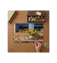 Pencere Önündeki Sarı Çiçekler Tasarımı 240 parça Ahşap Puzzle Ahşap Kutuda MP01146