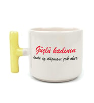 Güçlü Kadının Dostu Az, Düşmanı Çok Olur Baskılı Kadınlar Günü Sarı Kulplu T Kupa