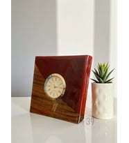 Classic Ceviz & Epoksi Masa Saati – Gümüş Kaplama Quartz Mekanizma – El Yapımı Tasarım (15x15 cm ) (Kırmızı)
