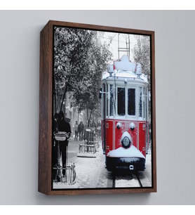 Çerçeveli Karlı Bir İstiklal Caddesi ve Nostaljik Tramvay Tablosu (Kahverengi)