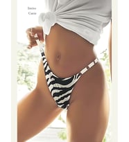 Intive Cutie Zebra Desen Yanları V Aksesuarlı Feminen Tanga