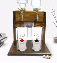 BK Gift Kişiye Özel Renkli Baskılı Picasso Figür Tasarımlı İkili Rakı Bardağı ve Çift Musluklu Doğal Ahşap Rakı Standı-1 (Model 1)