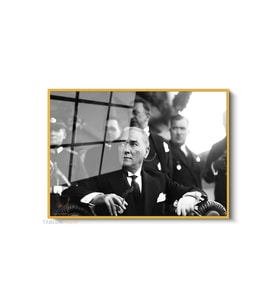 Çerçeveli Yatay Cam Tablo Salon Duvar Tablosu Yatay Cam Ataturk Koltukta Otururken Ofis Tablosu (Altın)