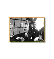 Çerçeveli Yatay Cam Tablo Salon Duvar Tablosu Yatay Cam Ataturk Koltukta Otururken Ofis Tablosu (Altın)